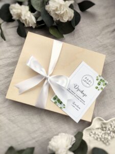 drewniane pudełko do szatki na Chrzest Świety z białą kokardą