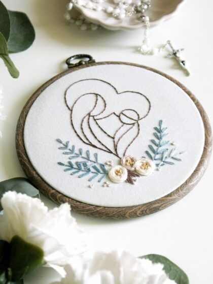 Obrazek haftowany Maryja z Dzieciątkiem Jezus i z kwiatami w tamborku