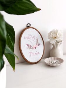 tamborek owalny haftowany z różowym aniołkiem pastelowy