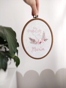 tamborek owalny haftowany z różowym aniołkiem i kwiatkami