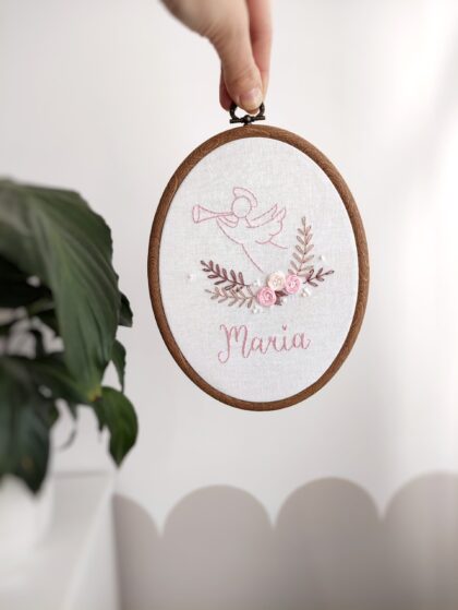 tamborek owalny haftowany z różowym aniołkiem i kwiatkami