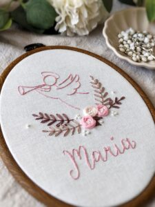 tamborek owalny haftowany z różowym aniołkiem i kwiatkami