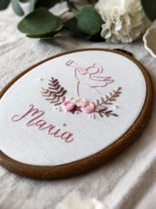 tamborek owalny haftowany z różowym aniołkiem i kwiatkami