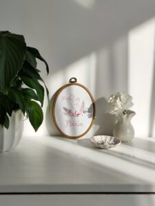 tamborek owalny haftowany z różowym aniołkiem i kwiatkami