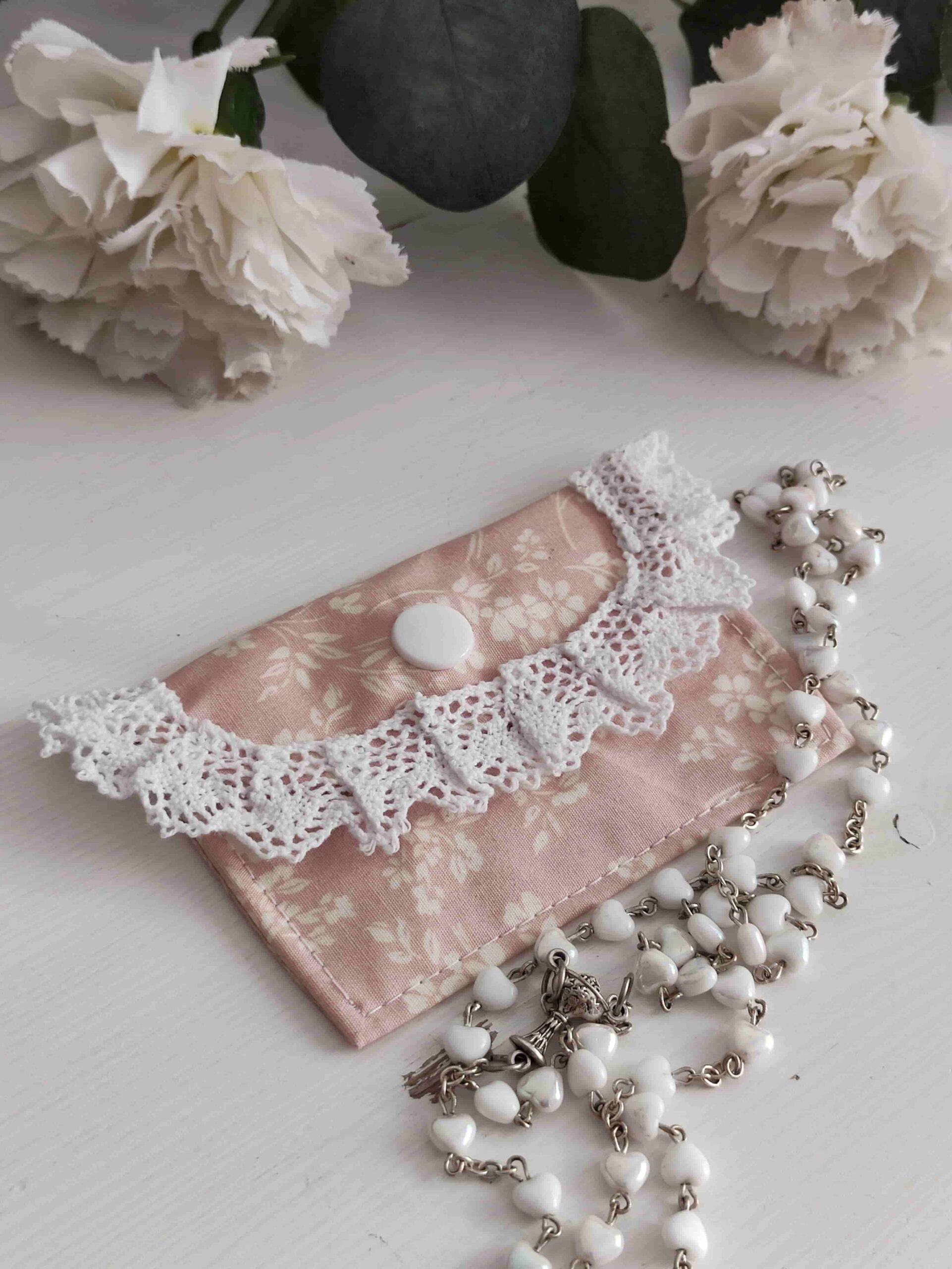 Etui na różaniec - beżowe kwiatki z koronką