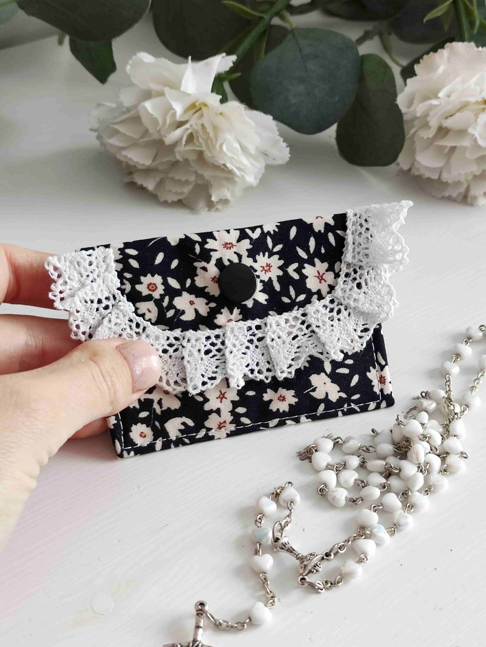 Etui na różaniec - czarno białe kwiatki z koronką