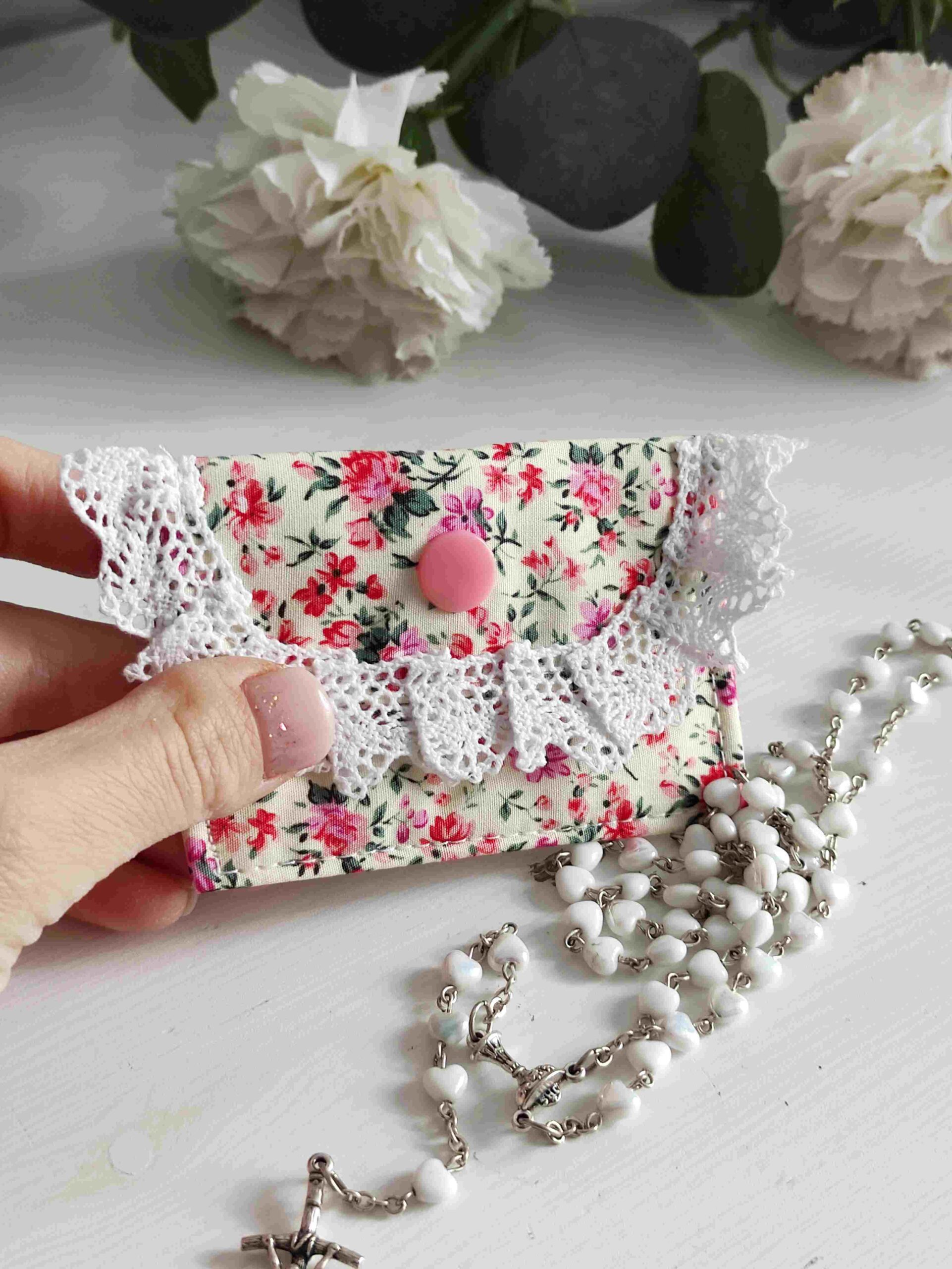 Etui na różaniec - kremowe różyczki z koronką