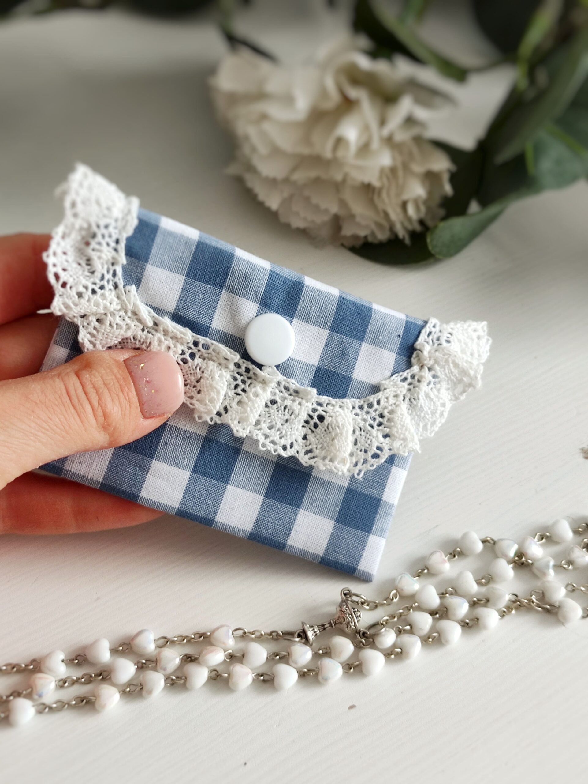 Etui na różaniec - niebieski w kratkę z koronką