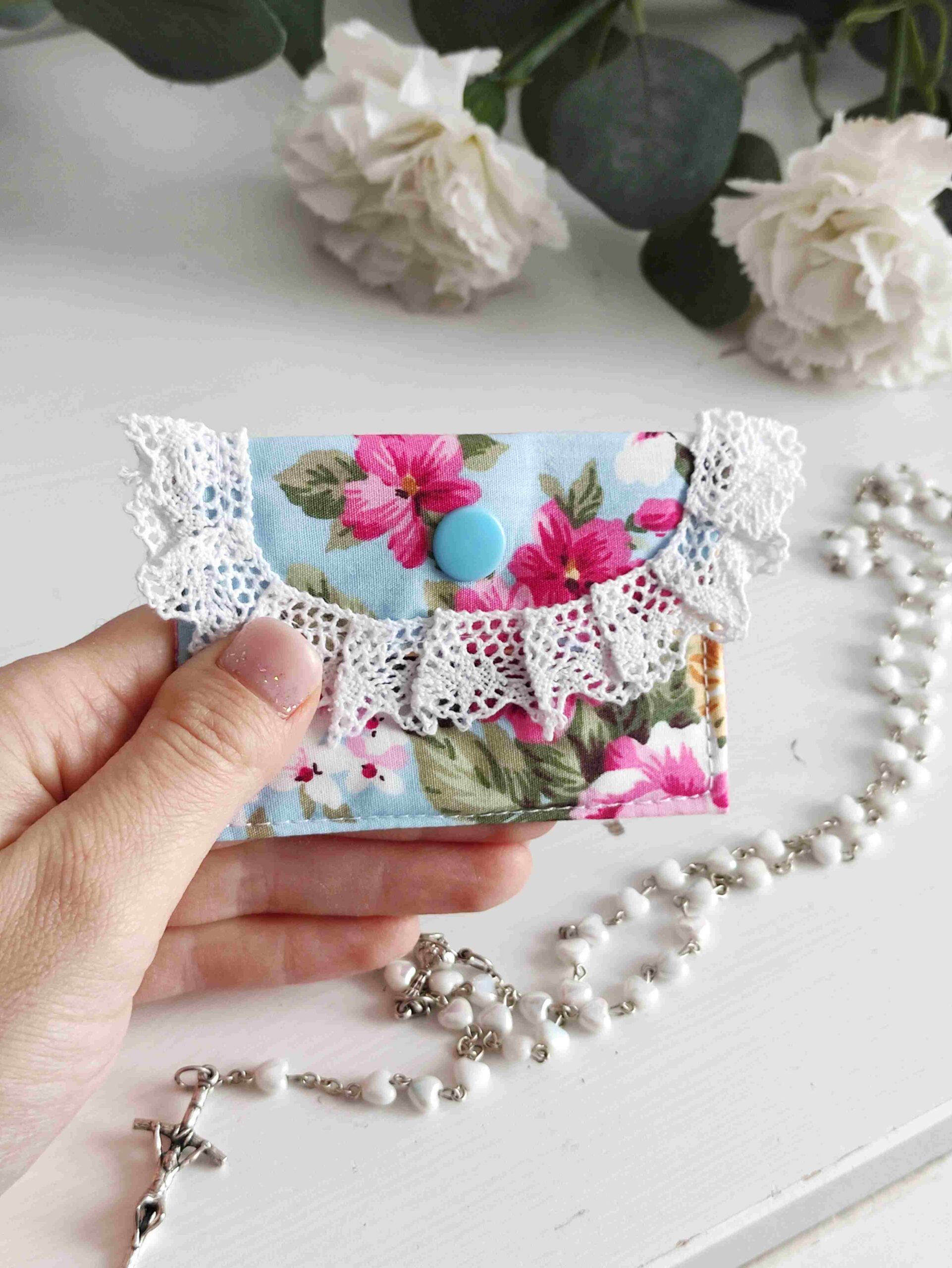 Etui na różaniec - niebieskie kwiaty z koronką