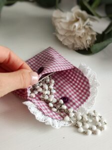 etui na różaniec różowa kratka z koronką