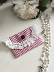 etui na różaniec wzór w kratkę różowy kobiecy