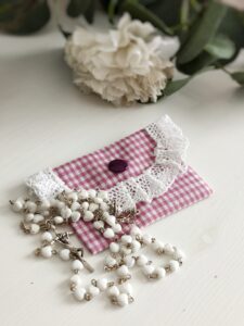 etui na różaniec wzór w kratkę różowy kobiecy