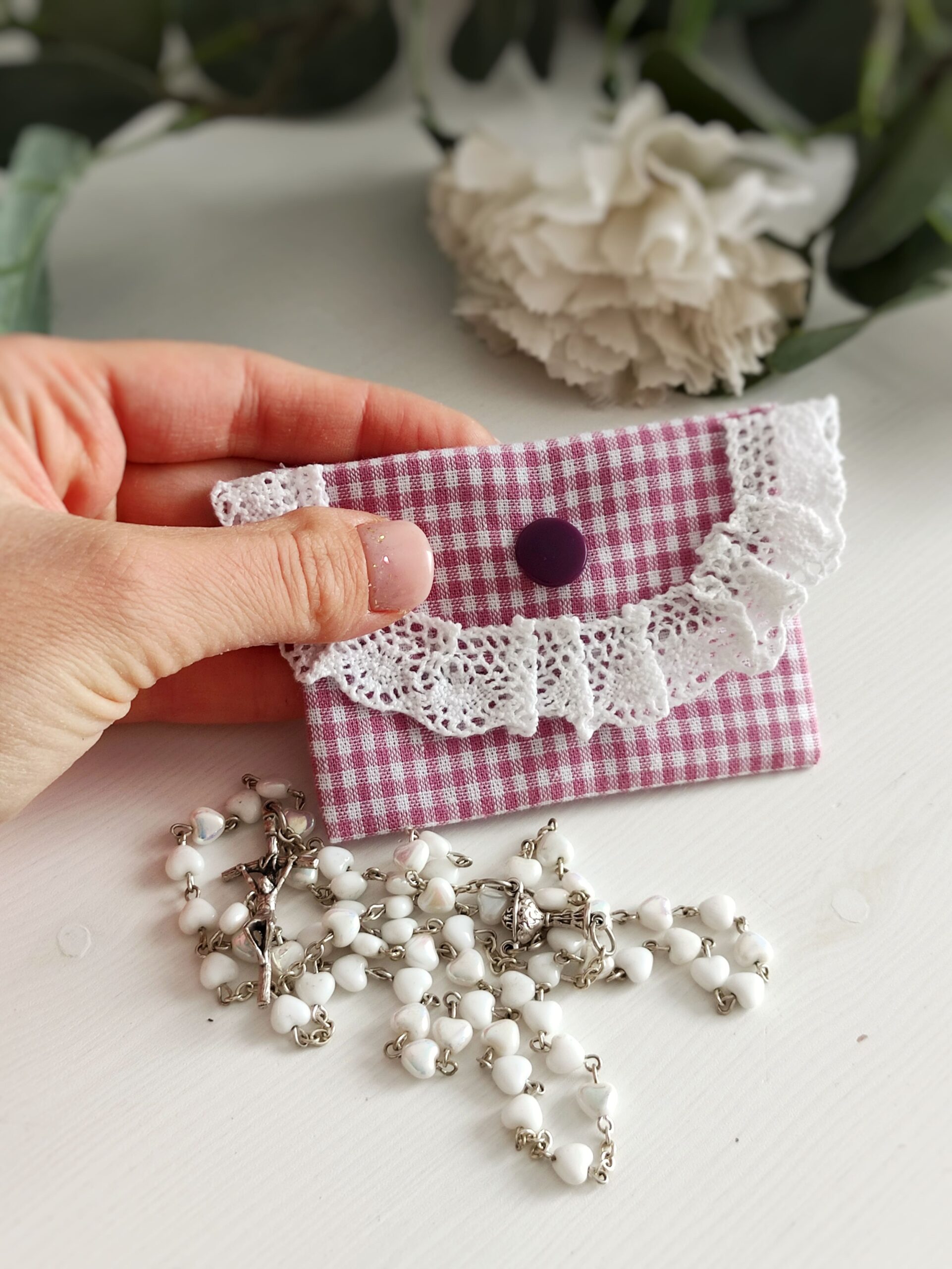 etui na różaniec różowa kratka z koronką