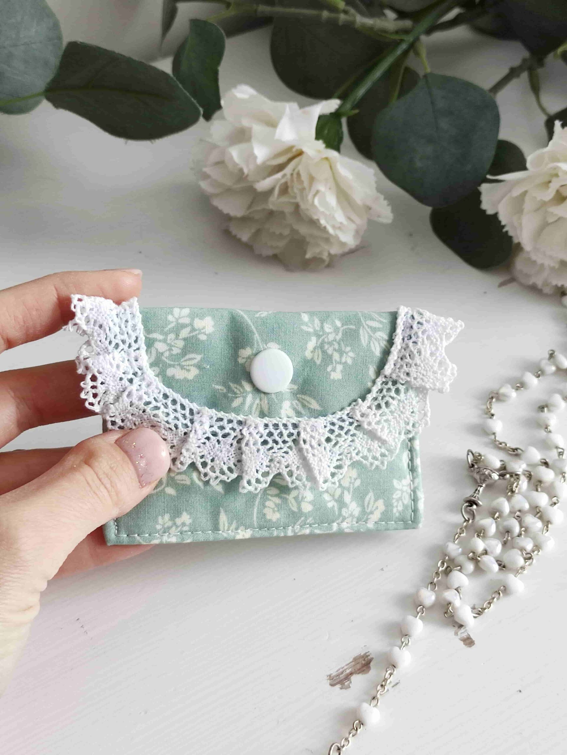 Etui na różaniec - zielone kwiatki z koronką