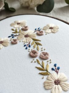 Haftowany krzyż z kwiatami, kremowo beżowa kolorystyka