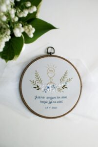 Haftowana pamiątka Pierwszej Komunii Świętej z cytatem, motyw kielicha z hostią i kwiatami - personalizowany prezent