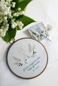 Haftowana pamiątka Pierwszej Komunii Świętej z cytatem, motyw kielicha z hostią i kwiatami - personalizowany prezent