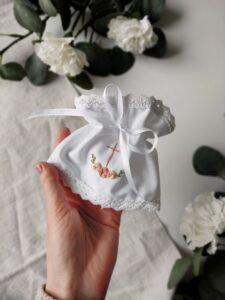 profitka do świecy chrzcielnej z haftowanym krzyżem i kwiatami
