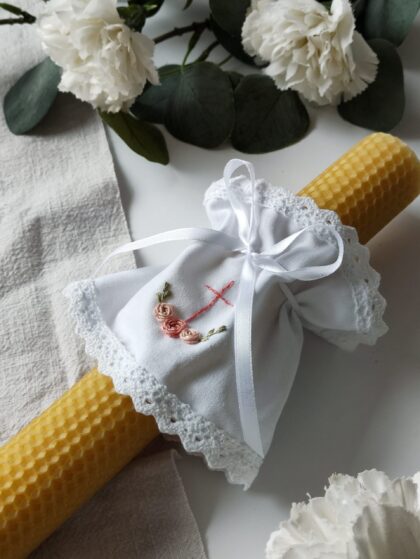 profitka do świecy chrzcielnej z haftowanym krzyżem i kwiatami