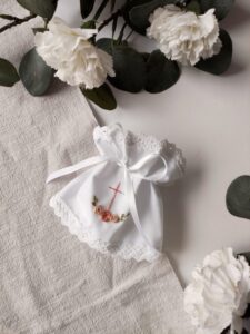 profitka do świecy chrzcielnej z haftowanym krzyżem i kwiatami