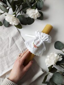 świeca na chrzest naturalna z wosku pszczelego, ozdobiona profitką z haftem