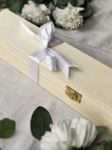 świeca na Chrzest Św. w drewnianym pudełku