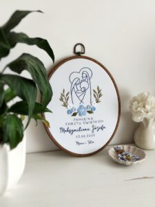 Duży tamborek z niebieskim haftem, pamiątka chrztu świętego, haftowana święta rodzina z kwiatami