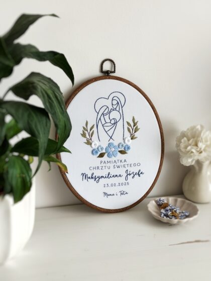 Duży tamborek z niebieskim haftem, pamiątka chrztu świętego, haftowana święta rodzina z kwiatami
