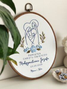 Duży tamborek z niebieskim haftem, pamiątka chrztu świętego, haftowana święta rodzina z kwiatami