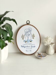 Duży tamborek z niebieskim haftem, pamiątka chrztu świętego, haftowana święta rodzina z kwiatami