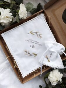 Komplet na chrzest: biała kwadratowa szatka i profitka z motywem roślinnym