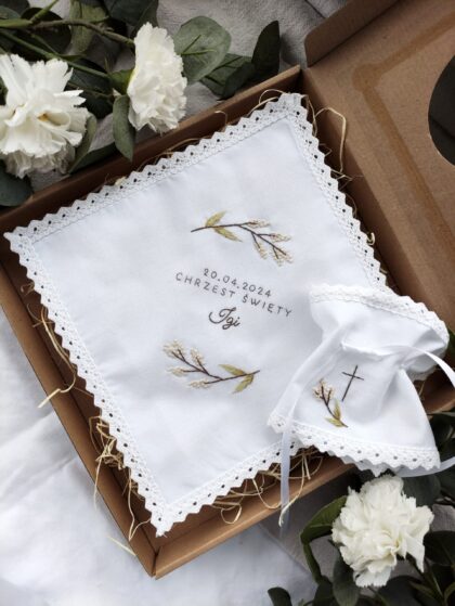 Komplet na chrzest: biała kwadratowa szatka i profitka z motywem roślinnym
