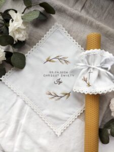 Komplet na chrzest: biała kwadratowa szatka i profitka z motywem roślinnym