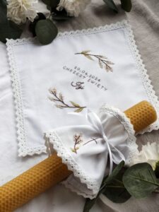 Komplet na chrzest: biała kwadratowa szatka i profitka z motywem roślinnym