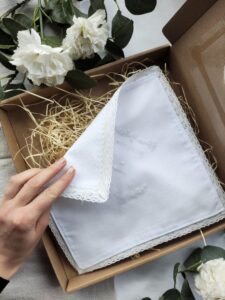 tył szatki kwadratowej z koronką