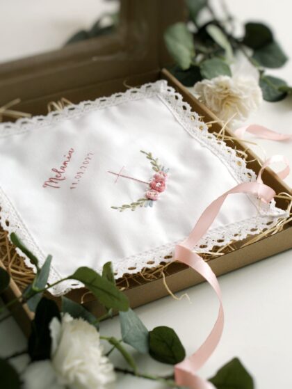 Szatka do Chrztu Świętego - krzyż z różyczkami