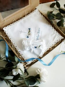 szatka na chrzest z motywem chabrów, profitka do świecy z koronką
