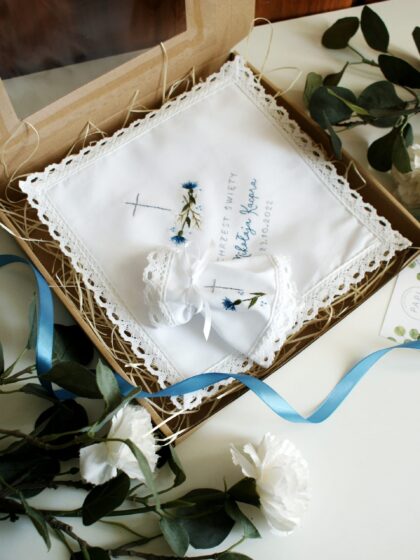 szatka na chrzest z motywem chabrów, profitka do świecy z koronką