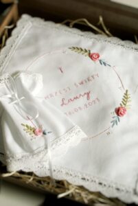 szatka na Chrzest z imieniem dziecka personalizowana z haftem