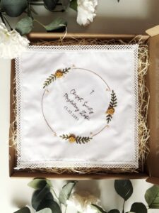 Biała szatka na Chrzest z imieniem dziecka personalizowana z haftem