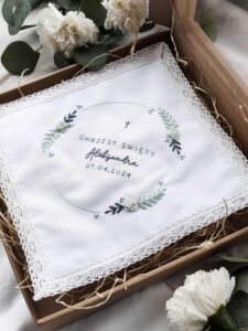 Biała szatka na Chrzest z imieniem dziecka personalizowana z haftem