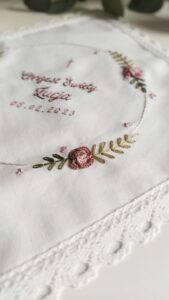 haftowana szatka różyczka różowa dla dziewczynki