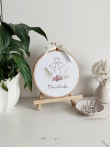 Tamborek aniołek z imieniem dziecka, okrągły obrazek z kokardką