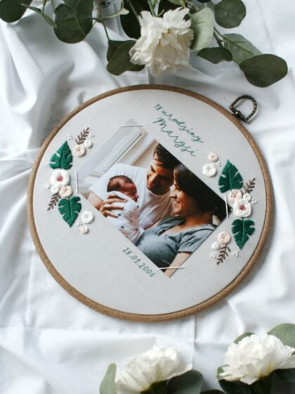 Foto ramka haftowana, tamborek ze zdjęciem na prezent z motywem roślinnym monstery