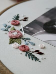 Haft ręczny, haftowane kwiaty w kolorze pudrowy róż, dekoracja haft na tamborku na zdjęcia