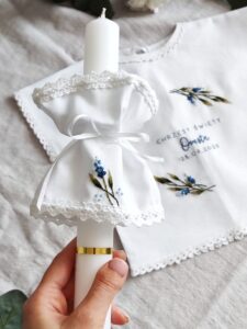 Haftowana profitka do świecy chrzcielnej, biała świeca na Chrzest z dekoracją.