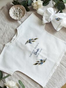 Biała szatka na Chrzest Święty dla chłopca z haftowanym imieniem i datą. Elegancka szatka do chrztu.