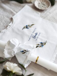 Haftowana profitka do świecy chrzcielnej, biała świeca na Chrzest z dekoracją. Biała szatka z haftem w formie koszulki.