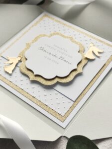 Elegancka personalizowana kartka biało-złota z aniołkami na Chrzest Święty