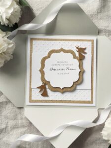 Elegancka personalizowana kartka biało-złota z aniołkami na Chrzest Święty